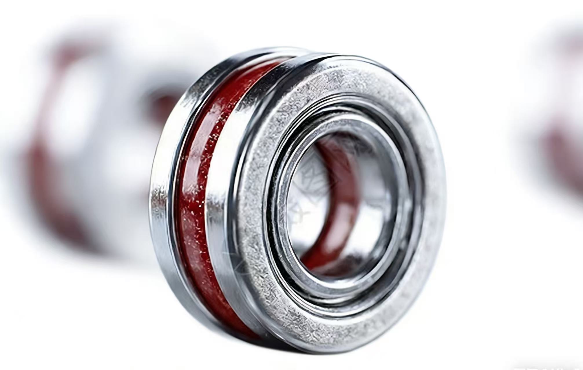 金属轴承与红色密封圈